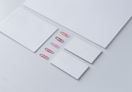 kaboompics_little-sheets-of-paper-with-pink-paper-clips kaboompics_little-sheets-of-paper-with-pink-paper-clips